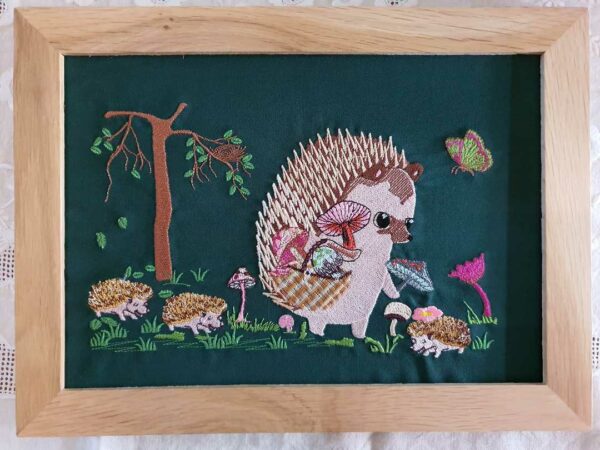 Margarida Broderie - Motifs machines à broder, broderie, FSL, ITH, Appliqués, Redwork, Motifs gratuits - Vicky avec ses Bébés