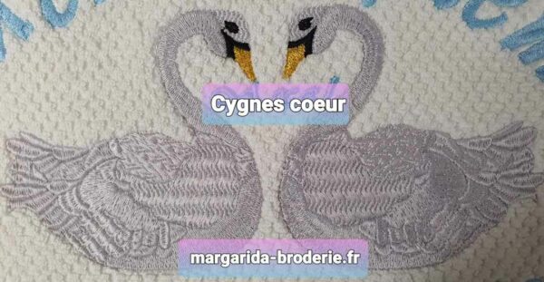Margarida Broderie - Motifs machines à broder, broderie, FSL, ITH, Appliqués, Redwork, Motifs gratuits - Cygnes coeur
