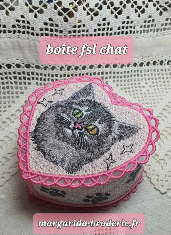 Margarida Broderie - Motifs machines à broder, broderie, FSL, ITH, Appliqués, Redwork, Motifs gratuits - Chat gris (Boite FSL) (avec Tuto)