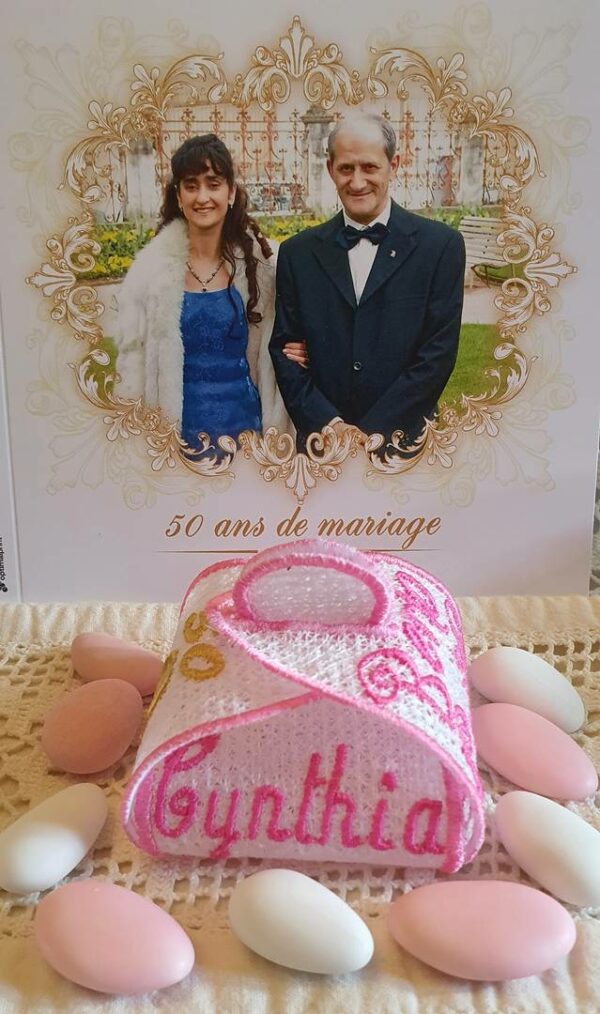 Margarida Broderie - Motifs machines à broder, broderie, FSL, ITH, Appliqués, Redwork, Motifs gratuits - Boîte Dragées Colombes (Boîte FSL) (avec vidéo)