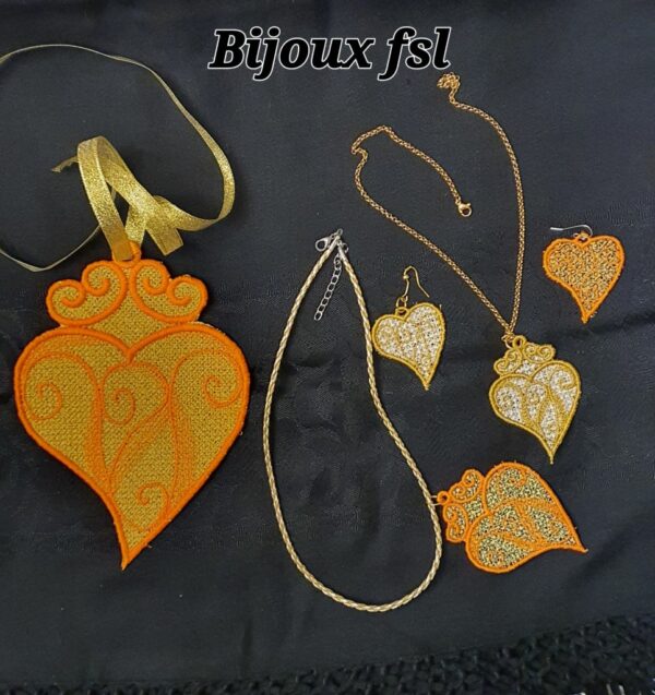 Margarida Broderie - Motifs machines à broder, broderie, FSL, ITH, Appliqués, Redwork, Motifs gratuits - Coeurs Or (FSL) Boucles d’oreilles x 2
