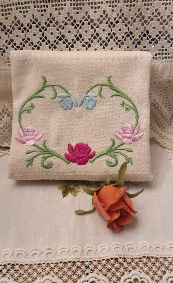 Margarida Broderie - Motifs machines à broder, broderie, FSL, ITH, Appliqués, Redwork, Motifs gratuits - Roses coeur baroque