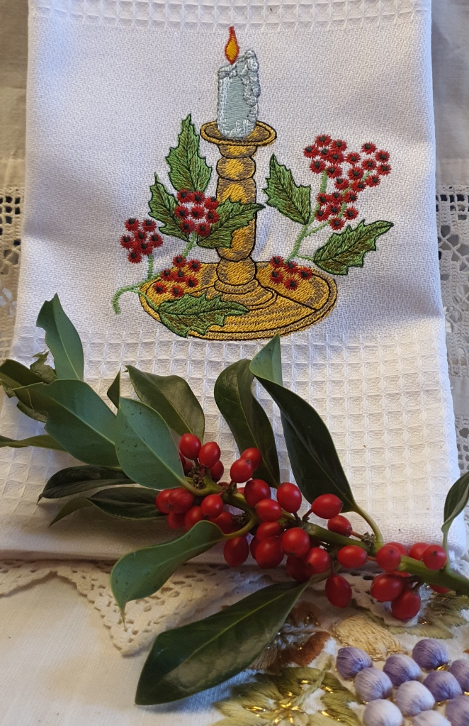 Margarida Broderie - Motifs machines à broder, broderie, FSL, ITH, Appliqués, Redwork, Motifs gratuits - Bougie cuivre Houx Margarida Broderie - Motifs machines à broder, broderie, FSL, ITH, Appliqués, Redwork, Motifs gratuits - Bougie cuivre Houx