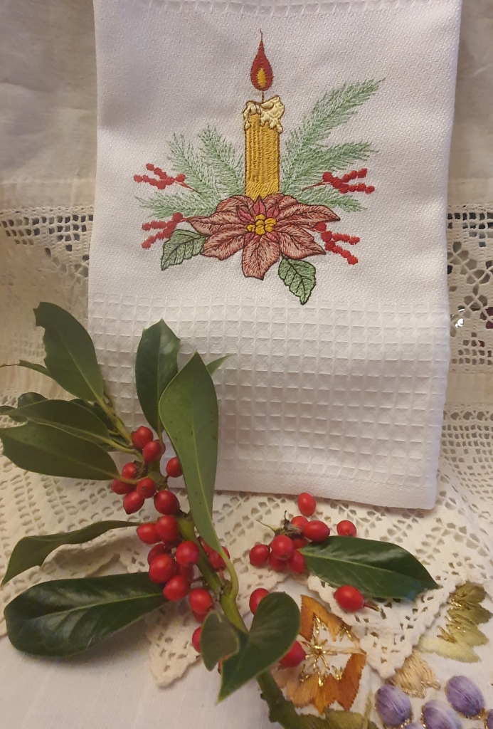 Margarida Broderie - Motifs machines à broder, broderie, FSL, ITH, Appliqués, Redwork, Motifs gratuits - Bougie Poinsettia Margarida Broderie - Motifs machines à broder, broderie, FSL, ITH, Appliqués, Redwork, Motifs gratuits - Bougie Poinsettia