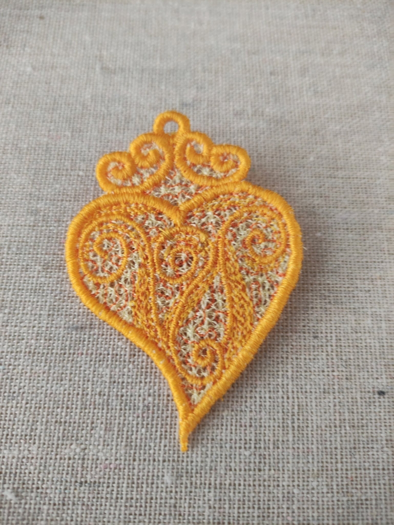 Margarida Broderie - Motifs machines à broder, broderie, FSL, ITH, Appliqués, Redwork, Motifs gratuits - Coeur Or (FSL)